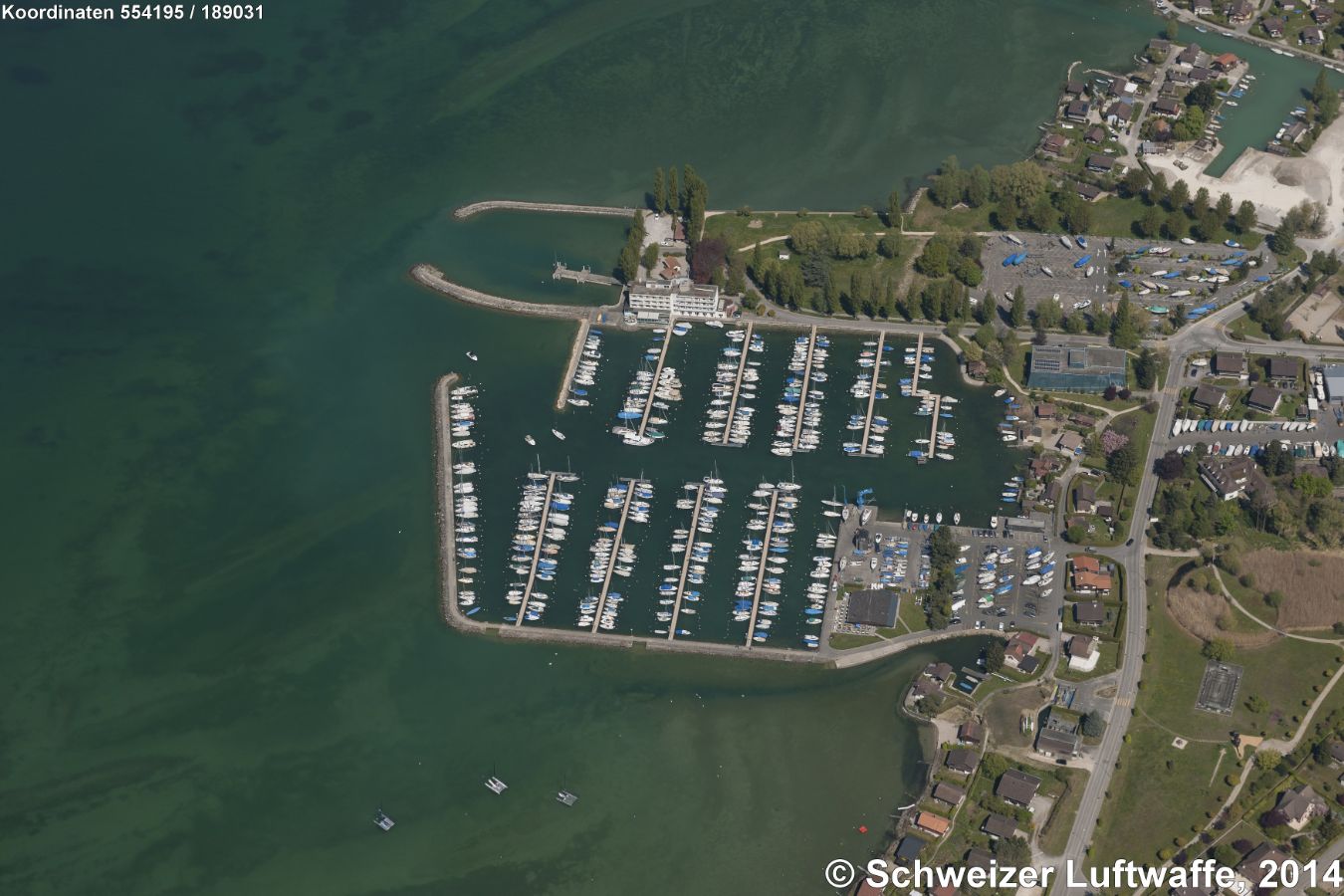 Estavayer Port de Portalban mit der anschliessenden Grünfläche 'Parc Nova-Friburgo'.